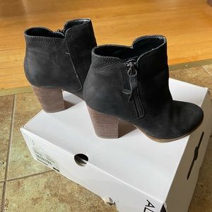 Black heeled bootie